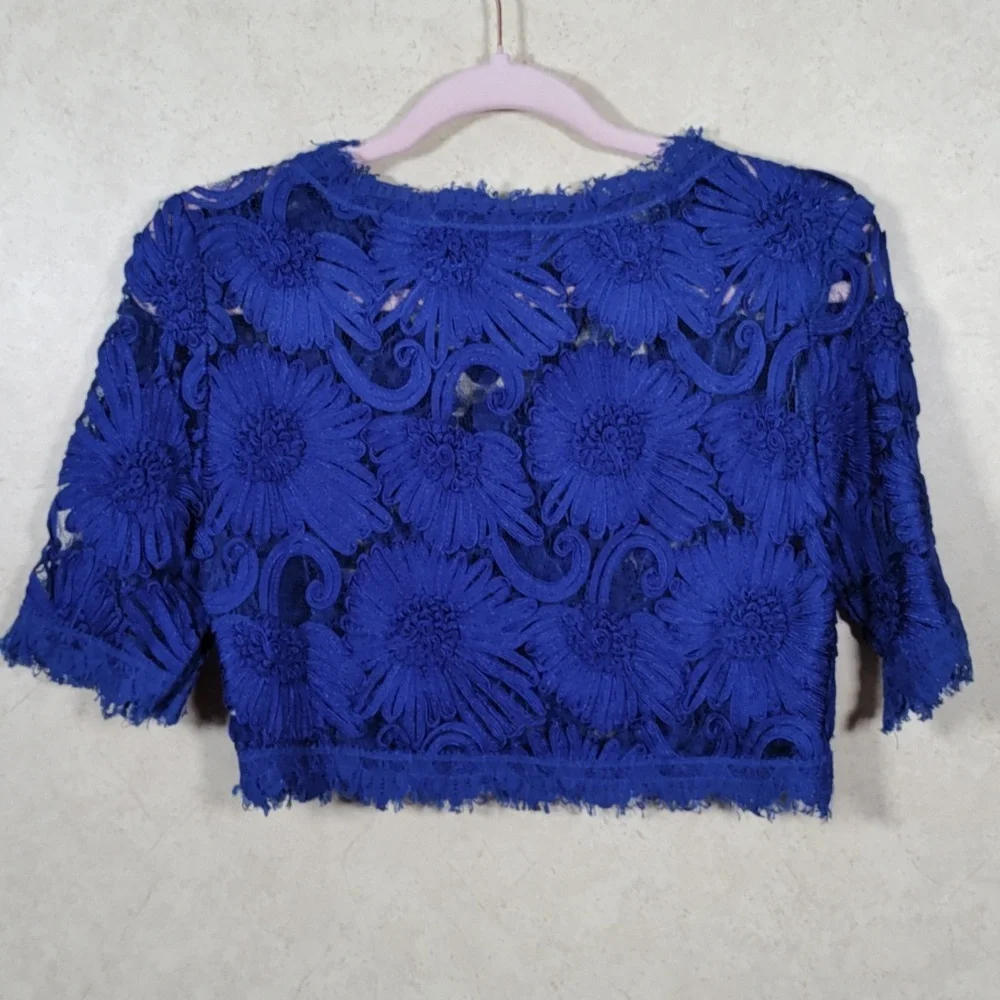2/$10 04108 Willa royal blue floral and lace S/S cropped blouse M - Picture 7 of 9